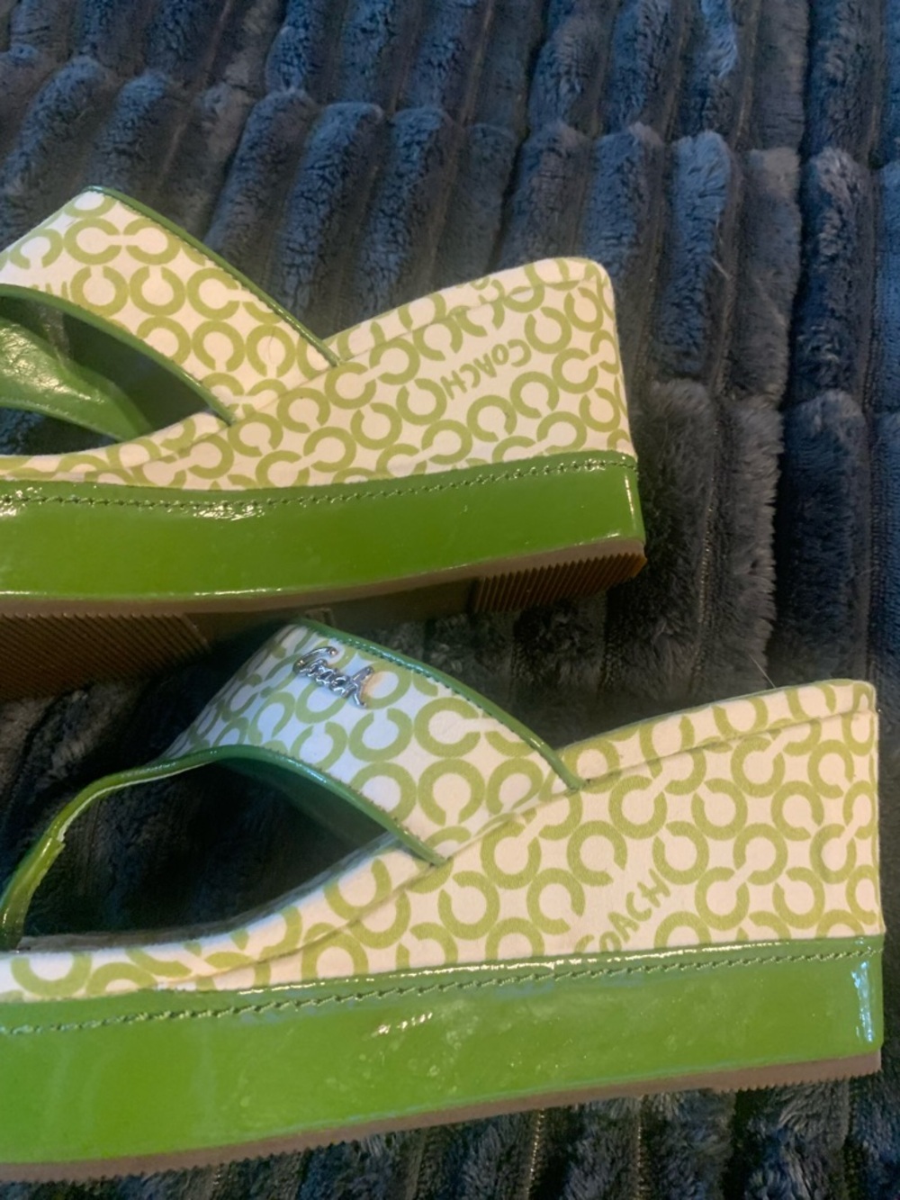 Coach women’s Green Signature Print Thong Sandals Felecia - Picture 5 of 7